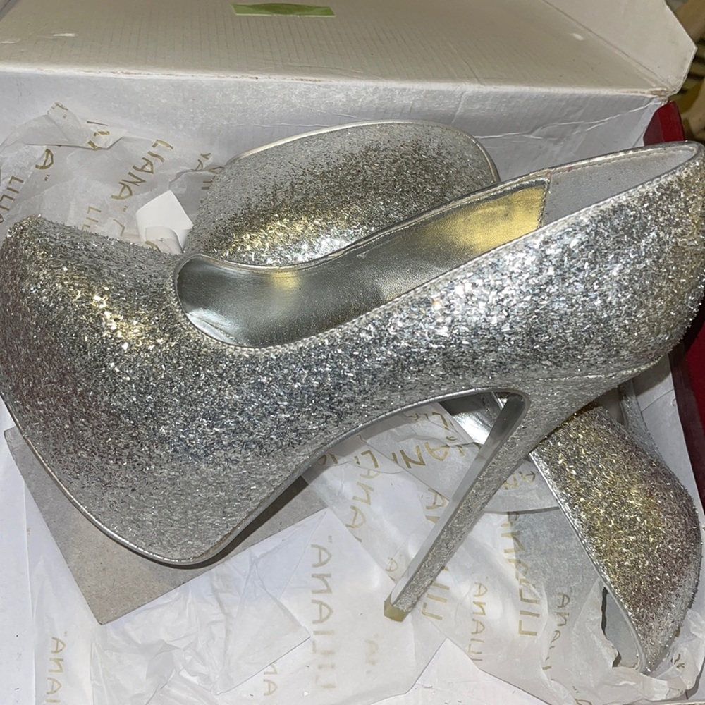 Silver platform pumps